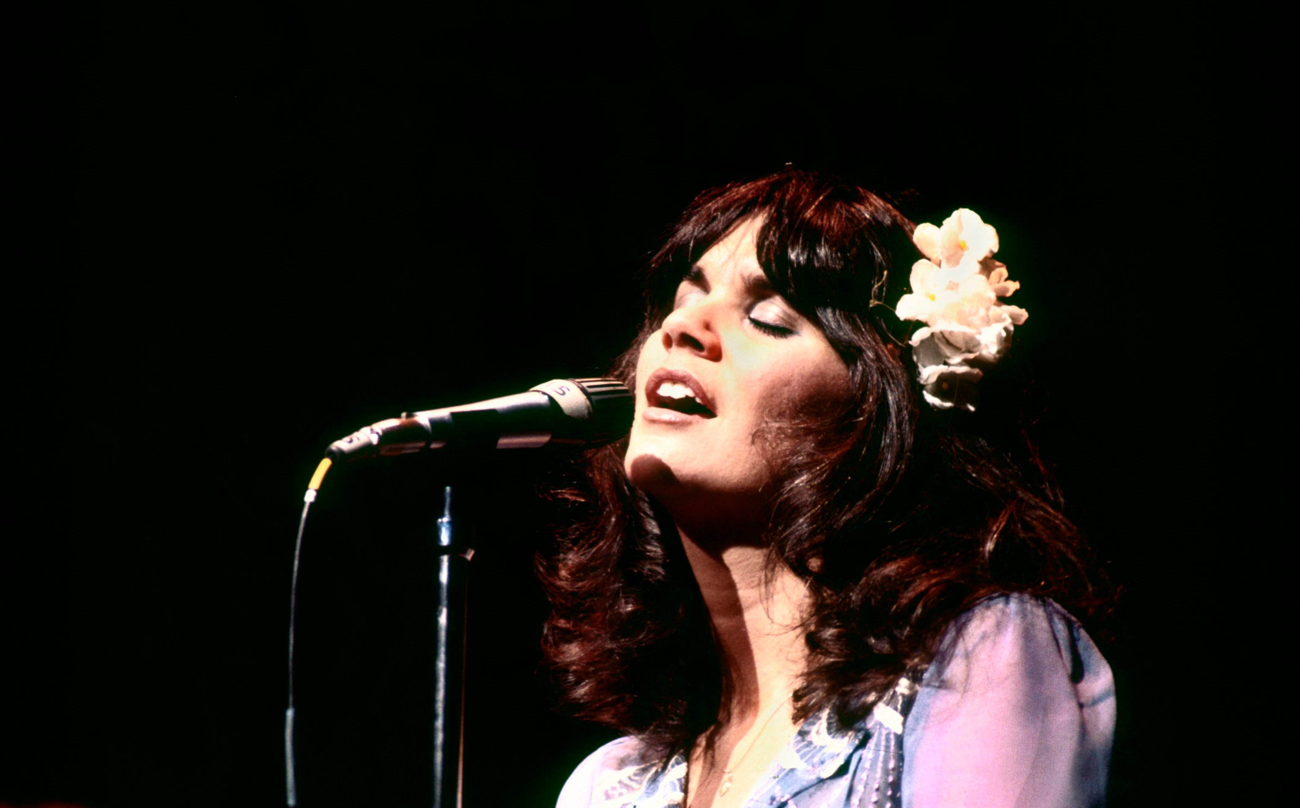 Lot - Linda Ronstadt Signed Photo 11 x 14 inches